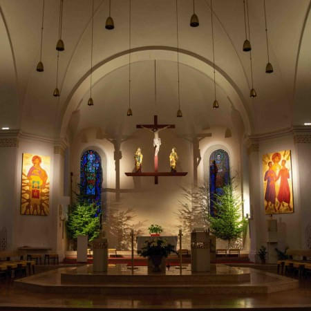 Der Altar der Kirche Wörgl mit der neuen Akzent-Beleuchtung