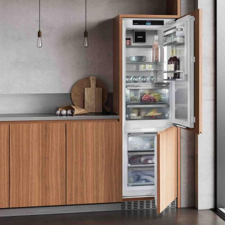 Liebherr Kühlschrank mit offener Tür in einer Küche