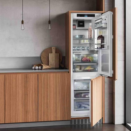 Liebherr Kühlschrank mit offener Tür in einer Küche