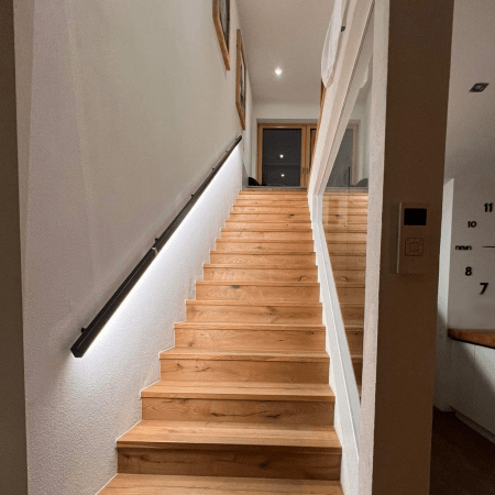eine Treppe mit LED-Akzenten beim Geländer