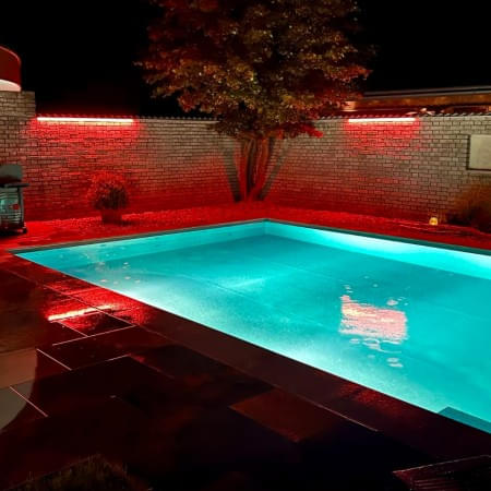 Ein Pool bei Nacht mit roter LED-Beleuchtung