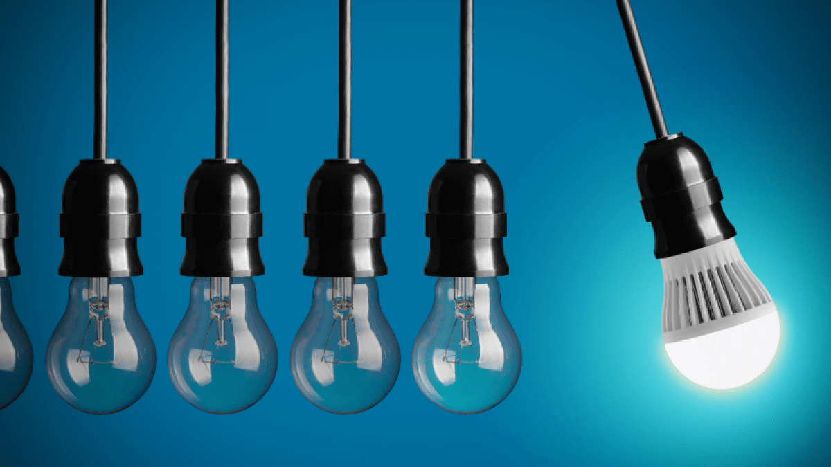 Glühlampen hängend vor blauem Hintergrund