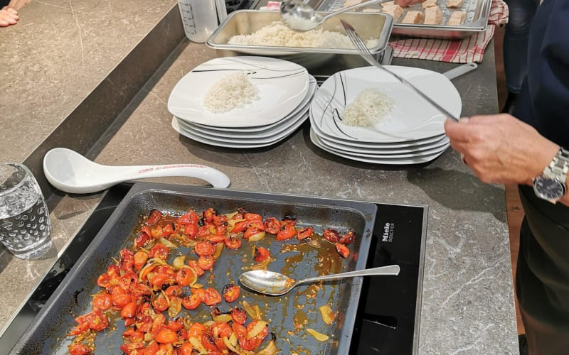 angeröstete Tomaten werden auf Tellern serviert