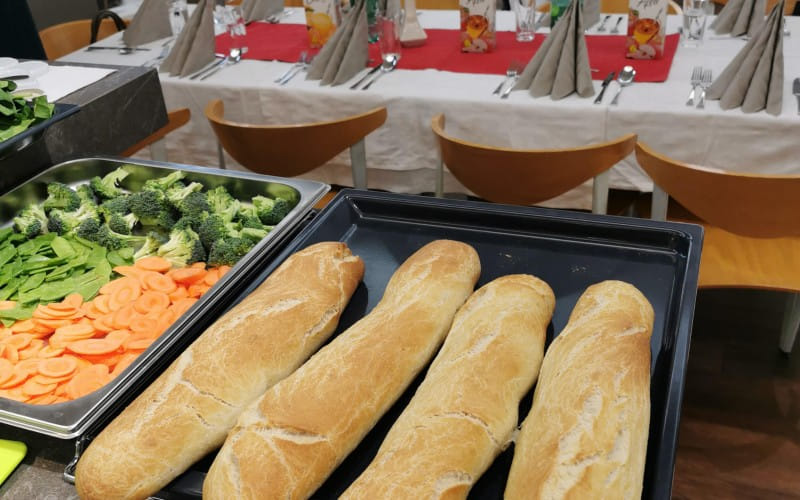 geschnittenes Gemüse und Baguette