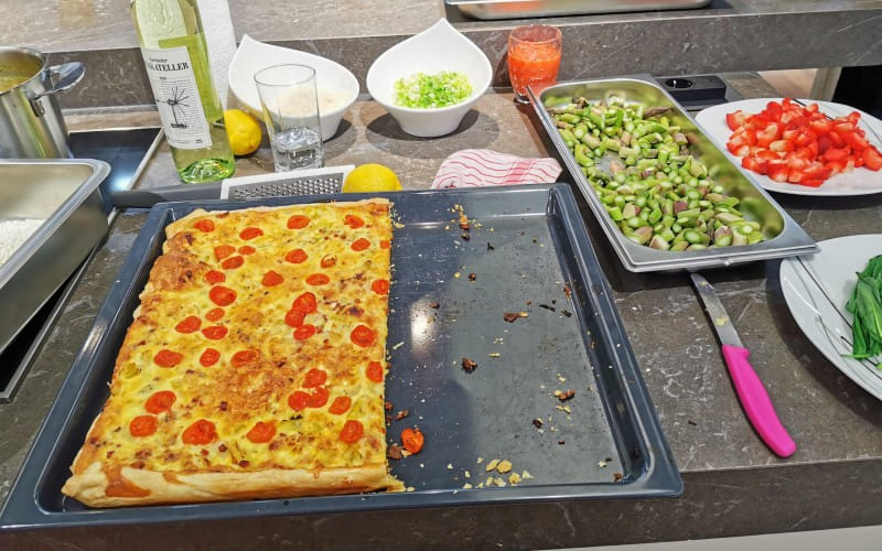 Tomatenfocaccia auf einem Backblech