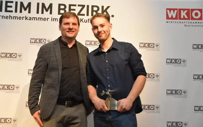 elektro_margreiter_goldenes_leistungsabzeichen_daniel_weibacher_re._mit_geschaftsfuhrer_hannes_krimbacher.jpg